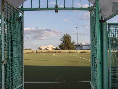 Ci avviamo verso la porticina in ferro verde posizionata all'altezza del centrocampo: la attraversiamo e ci ritroviamo cos� di fronte alla piccola tribuna in cemento, al di sotto della quale notiamo quattro entrate